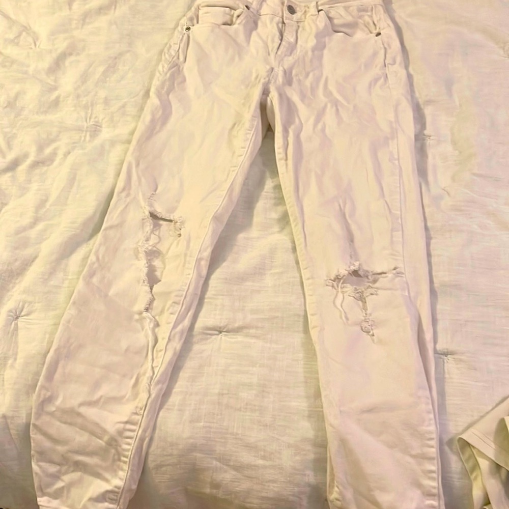 Whit pants with rips